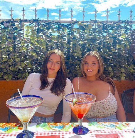 blonde aux gros seins onlyfans haute qualité img