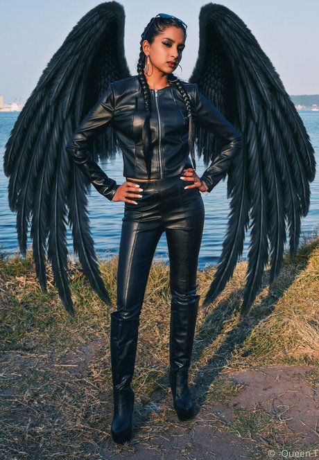 thequeentrish actrice exclusive images