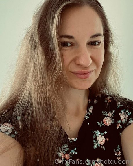 hotqueenr modèle adulte archive