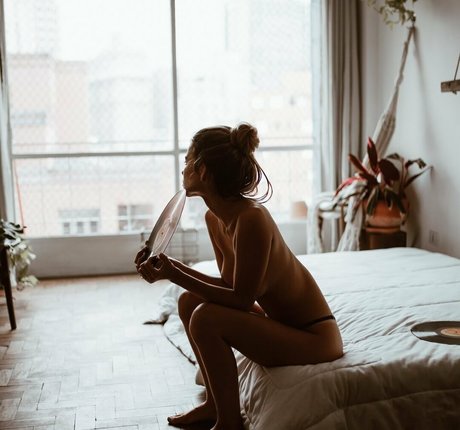 Victoria Basseto nus étoiles collection