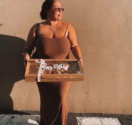 Antonia Waerea Adams modèle xxx img