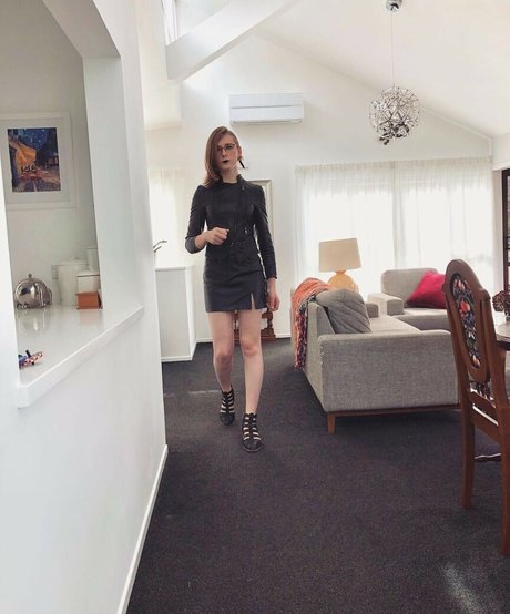 Alice In Wonder1and actrice sexy image