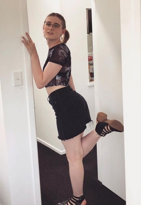 Alice In Wonder1and actrice photos