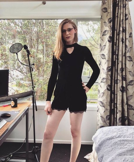 Alice In Wonder1and actrice exclusive photo