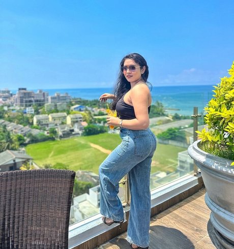 Nimesha Jayarathne star du porno de haute qualité des photos