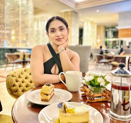 Nimesha Jayarathne joli modèle photos