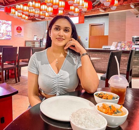 Nimesha Jayarathne étoile hd img