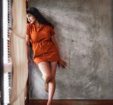 Nimesha Jayarathne star érotique images