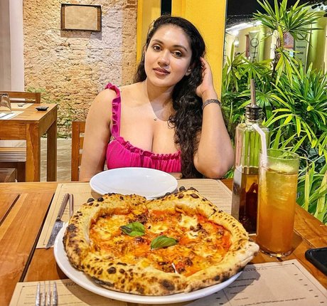 Nimesha Jayarathne modèle sympa galerie