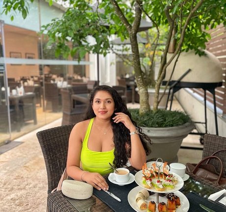 Nimesha Jayarathne étoile de haute qualité photos