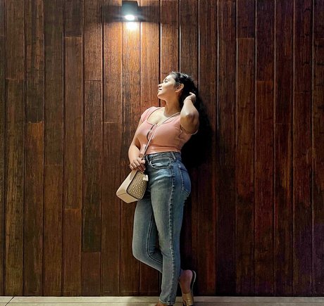 Nimesha Jayarathne modèle nu des photos