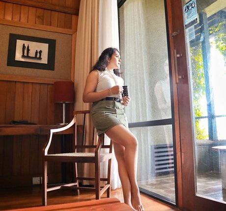 Nimesha Jayarathne modèle nu photos