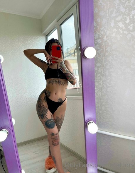 fille courbée dà côté onlyfans sexy archive