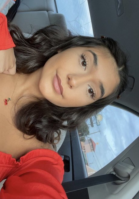 Chloe Medina nus étoiles image