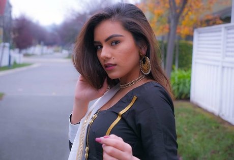 Sukh Bains modèle chaud archive