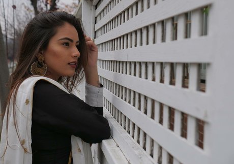 Sukh Bains étoile xxx galeries