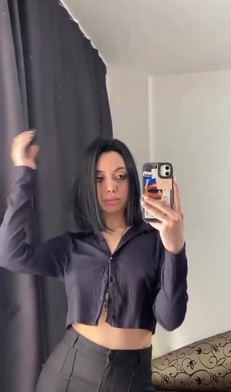 aysgencc actrice artistique collection