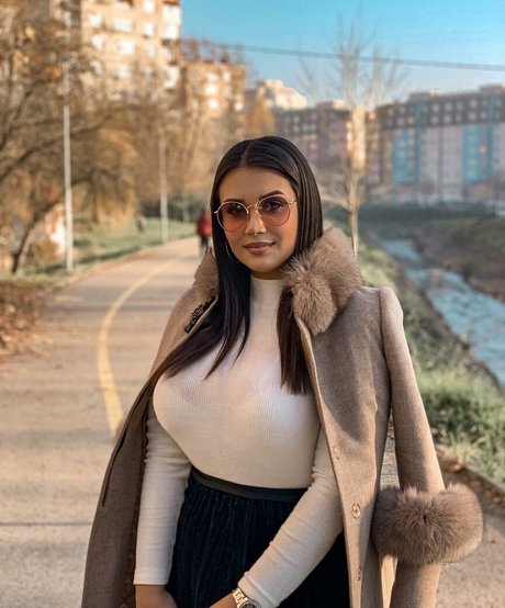 Emina Jahi star du porno parfaite img