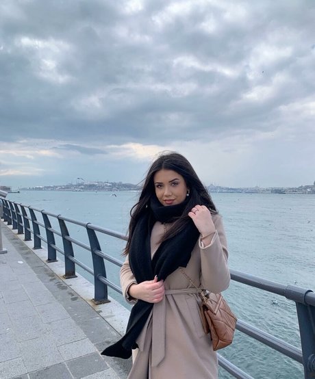 Emina Jahi étoile adulte galerie