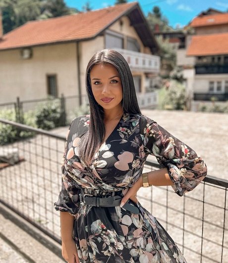 Emina Jahi étoile sympa galeries