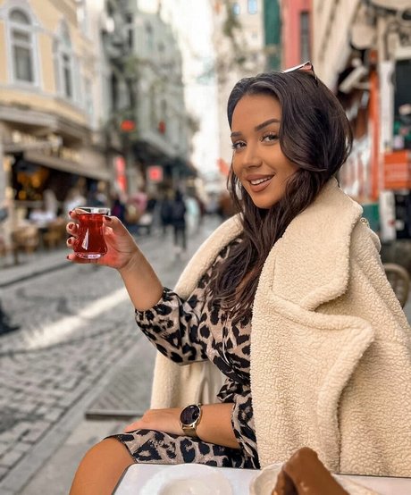 Emina Jahi étoile sympa images