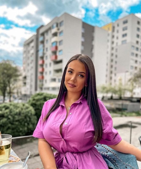 Emina Jahi modèle xxx collection