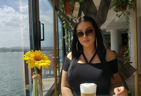 Emina Jahi étoile magnifique des photos