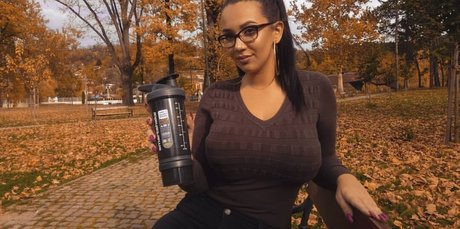 Emina Jahi modèle pornographique photo