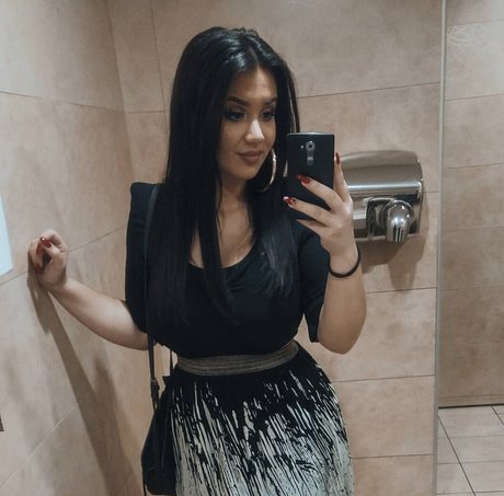 Emina Jahi star du porno exclusive galerie