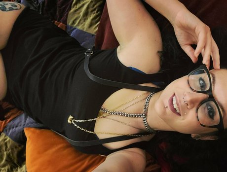 supergirlsnghostsfree modèle magnifique image