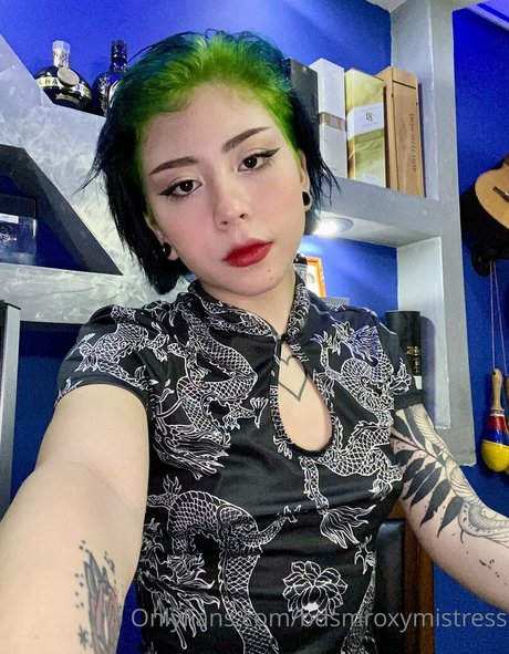 bdsmroxymistress modèles nus collection